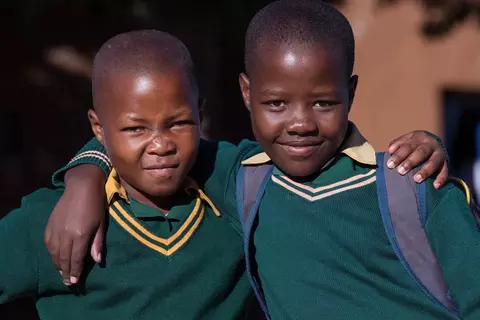 2 schoolkinderen van de Umckaloabo Foundation in Zuid-Afrika