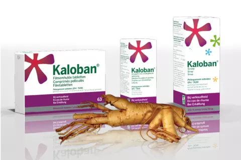 Packshots van Kaloban tabletten, siroop en druppels met op de voorgrond een wortel van de Pelargonium sidoides