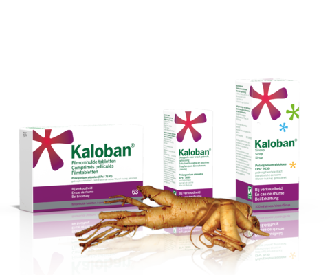Packshots van Kaloban tabletten, siroop en druppels met op de voorgrond een wortel van de Pelargonium sidoides